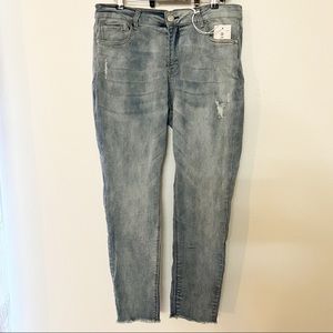 Blue Savvy- mid rise denim jeans w/distressing/frayed hems- New w/tags